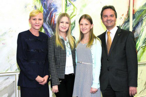 Wissenschafts-Preisträgerin mit Familie: Dana Seyringer mit ihren Töchtern Monika und Daniela sowie Gatte Heinz. Fotos: Franc