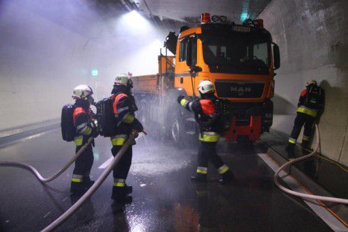 Zahlreiche Einsatzkräfte der Feuerwehr, ABM, Polizei und Rettung waren im Pfändertunnel für Stunden im Übungseinsatz. Foto: vol.at/Vlach