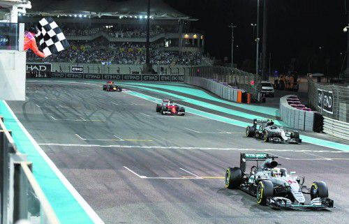 Zieleinlauf in Abu Dhabi: Lewis Hamilton vor Nico Rosberg und Sebastian Vettel.  foto: ap