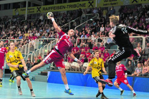 Zu Saisonbeginn behielten die Roten Teufel vom Bodensee (im Bild Domagoj Surac) im Derby gegen Bregenz in der eigenen Halle mit 29:25 die Oberhand. Foto: VN/STiplovsek