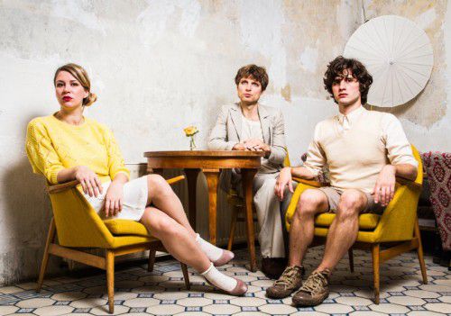 Zum Totlachen ernst! Das aktionstheater ensemble karikiert Überlebensstrategien, die bereits von vornherein zum Scheitern ­verurteilt sind. foto: apollonia bitzan