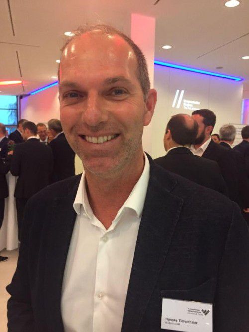 Vor allem für Unternehmen ist das Dienstleistungskonzept von Thomas Giuliani eine gute Idee. Da hat man während des Autofahrens Zeit für anderes, als dass man die Zeit im Auto mit Fahren vergeudet. Der Vortrag von Giuliani war hervorragend.
Hannes Tiefenthaler, Rochini GmbH