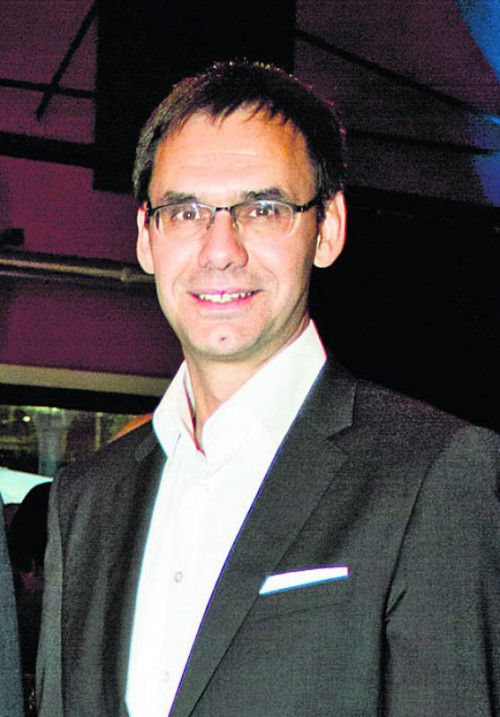 Vorarlbergs Wirtschaft präsentiert sich leistungsfähig und robust. Das ist der Verdienst von innovativen Unternehmen, hoch motivierten Mitarbeitenden und guten Rahmenbedingungen. Aus Landessicht geht es darum, die Wettbewerbsfähigkeit weiter zu stärken: durch Investitionen in die Beschäftigung, durch Bürokratieabbau, durch Investitionen in Infrastruktur sowie in Bildung und Forschung. Sich den Herausforderungen und Entwicklungen bewusst zu sein, ist entscheidend, um global erfolgreich bleiben zu können. Jahr für Jahr wichtige Impulse kommen diesbezüglich vom Vorarlberger Wirtschaftsforum. Auch heuer sind wieder namhafte und anerkannte Fachleute eingeladen. Für die bewährte Initiative danke ich allen beteiligten Partnern ganz herzlich. Markus Wallner, Landeshauptmann
