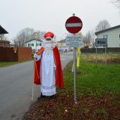 Verkehrsschilder vom Nikolaus: Einfahrverbot gegen Schleichwegverkehr in Mäder