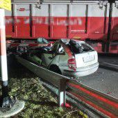 Auto prallt gegen Zug