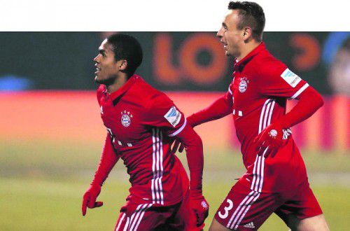 Douglas Costa (links) erlöste den FC Bayern mit seinem Treffer und sorgte so für die Tabellenführung des Rekordmeisters. Foto: reuters