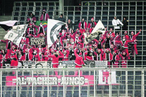 Altachs Fans traten im Weihnachtsmannkostüm auf und sorgten in der Red-Bull-Arena für gute Stimmung. Foto: gepa