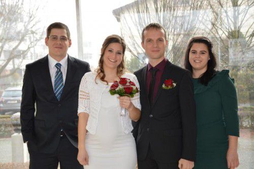 Am 9. Dezember konnte der Standesbeamte Jürgen Peter die Lustenauerin Anja Kraus und den aus Bersbuch stammenden Markus Metzler begrüßen. Er vermählte sie im Beisein der Trauzeugen Chiara König und Patrick Wampl. Nach einem Umtrunk im Lustenauer Rathausfoyer ging es weiter nach Hard, wo im Sternen das Hochzeitsessen serviert wurde.
