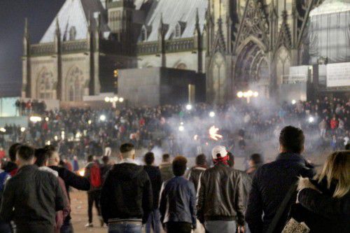Auch auf dem Kölner Domplatz ist die Situation eskaliert. dpa