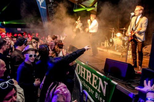 Auch in diesem Jahr wird der Christbaum eingespart. Bei der Sommernachtsparty in Hohenems wird mit Alpenstarkstrom und den Monroes gefeiert. foto: sirius events