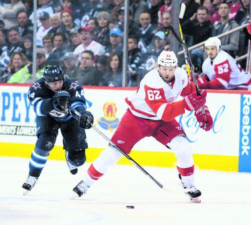 Auf und davon: Österreichs Detroit-Export Thomas Vanek ist von Winnipegs Josh Morrissey nicht zu halten. Foto: gepa