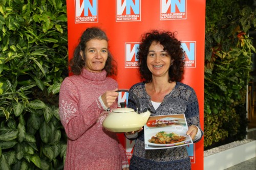 Bei der Gewinnübergabe: Barbara Ghesla aus Fußach (l.) und Patrizia Gunz (Russmedia). Foto: VN/Hofmeister