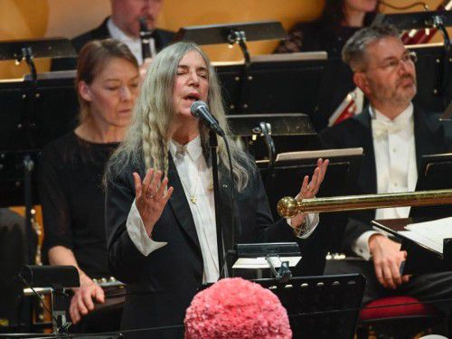 Bei Dylans „A Hard Rain’s A-Gonna Fall“ kam Patti Smith ins Stocken und erntete jubelnden Beifall. Foto: AFP