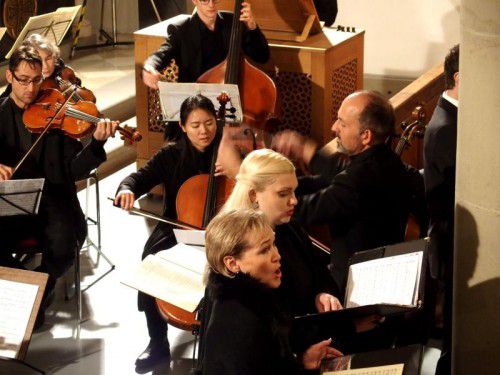 Benjamin Lack mit Musikern und den Solistinnen Veronika Dünser und Birgit Plankel. Foto: Jurmann