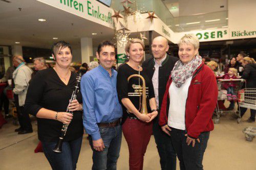 Birgit Albrich (l.) sowie Alexander Schwerzler und Bianca Fetz mit Marktleiter Herbert Leite und Marktleiterin Silke Lebensorger. Fotos: AME