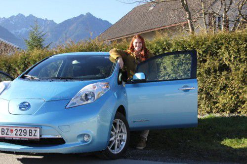 Birgit Häusle ist mit ihrem blauen E-Flitzer, dem Nissan Leaf, vollauf zufrieden.  Foto: VN/Maier-Ortner