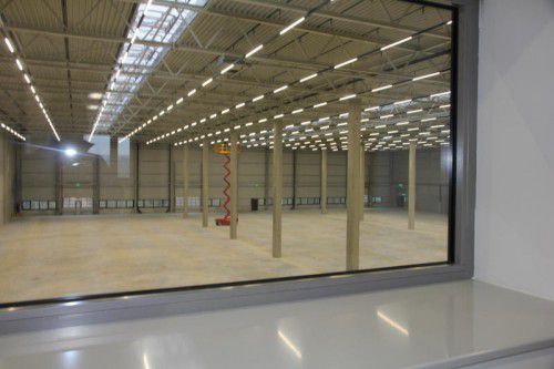 Blick vom Verwaltungstrakt in die Halle des Hochregallagers der DHL Supply Chain. Foto: GR