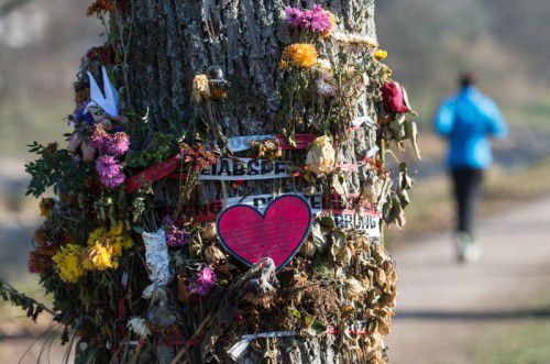 Blumenschmuck und Briefe an der Joggingstrecke erinnern an das Opfer, eine 19-jährige Studentin. Foto: AFP