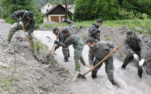 Bundesheer-Soldaten leisten Aufräumarbeiten. Foto: APA