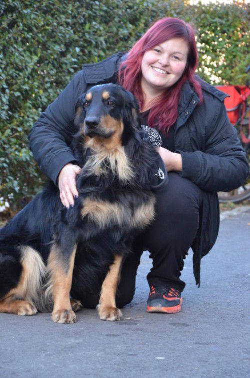 Caroline Mangeng und ihr vierbeiniger Freund, der Hovawart-Rüde Zeus, sind ein Herz und eine Seele. Foto: HRJ