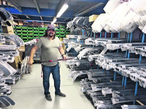 Christian Groß ist beim größten Eishockeyartikel-Händler Herr über mehrere Millionen Artikel. Foto: ko