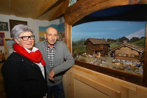 Das Ehepaar Marlies und Klaus Kuster vor einer Krippe, die es selbst gebaut hat. Foto: VN/Bernd Hofmeister