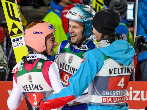 Das ÖSV-Team hatte allen Grund zum Jubeln. Stefan Kraft (l.) als Sieger, Michael Hayböck wurde Dritter und Manuel Fettner Fünfter. Foto: gepa