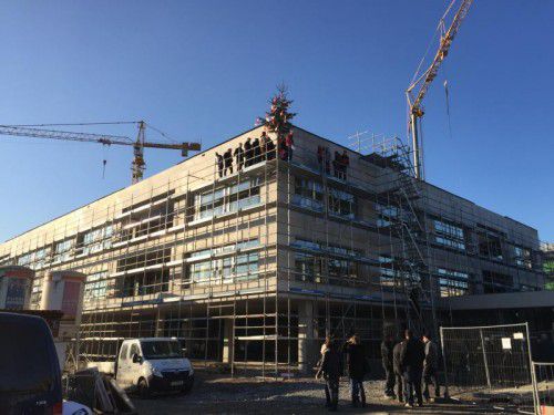 Das Richtbäumchen thront fast wie ein Weihnachtsbaum an dem Rohbau der künftigen Schule Schendlingen-Vorkloster. Foto: VN/pes