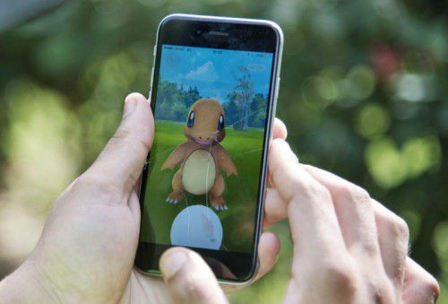 Das Smartphone-Spiel „Pokémon Go“ löst einen Hype aus.  Foto: AP