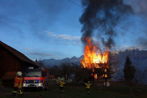 Das Wohnhaus brannte komplett nieder.  Foto: kapo