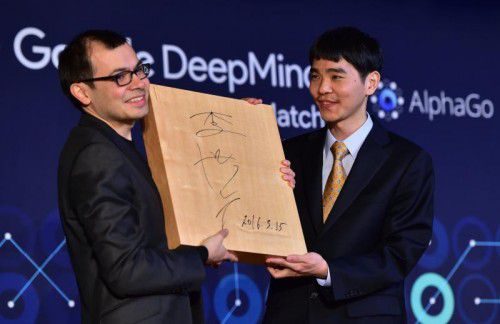 Demis Hassabis‘ (l.) Intelligenz-Software besiegte den südkoreanischen Meister im Strategiespiel Go, Lee Sedol (r.), ein ums andere Mal. afp