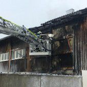 Feuer an Außenfassade einer Matratzenfirma