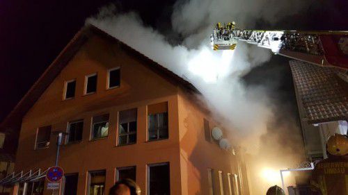 Der Dachstuhl wurde weitgehend zerstört, das Haus ist derzeit unbewohnbar. Foto: Landratsamt
