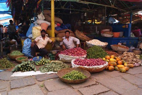 Der Devarja-Markt bietet exotische Früchte, Gewürze, ätherische Öle, Ramsch und jede Menge toller Fotomotive.