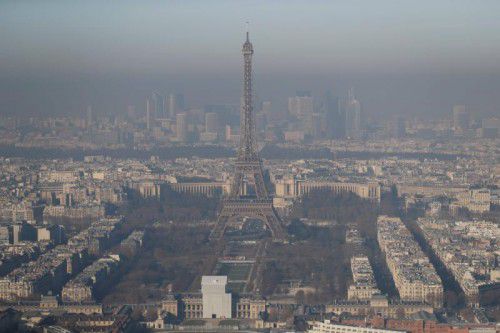 Der Eiffelturm steht im Smog. AFP