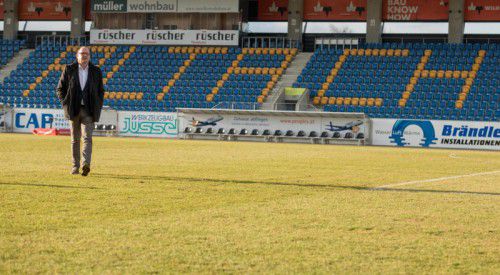 Der erste Kontakt mit dem „besten Rasen der Liga“: Martin Scherb ist da und nun auch offiziell als Trainer des Cashpoint SCR Altach vorgestellt. Foto: VN-Stiplovsek