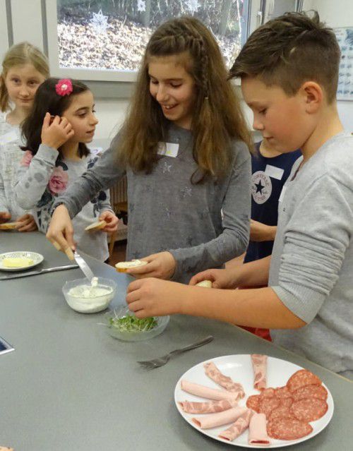 Die belegten Brötchen wurden gemeinsam verzehrt.  Foto: tf