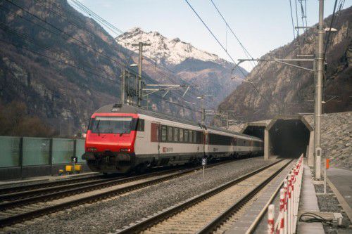 Die erste offizielle Fahrt durch den Tunnel dauerte rund 17 Minuten. AP