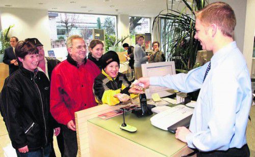Die Euro-„Startpakete“ waren zur Währungsumstellung – wie hier in Hörbranz – überaus begehrt. Foto: VN-Archiv/Zellhofer
