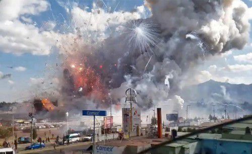 Die Explosion war weithin sichtbar. Es war nicht die erste auf dem Markt nördlich der mexikanischen Hauptstadt. Foto: AFP