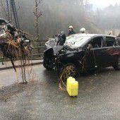 Auto stürzt 15 Meter ab