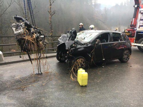 Die Feuerwehr barg das Auto mit einem Hebekran, der Motor wurde ebenfalls hochgezogen. Er wurde beim Aufprall herausgeschleudert.