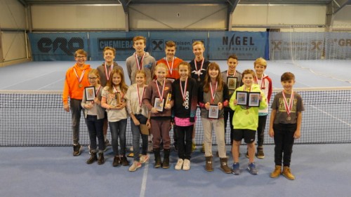 Die Finalisten, v. v. l.: Anna Payer, Luisa Hämmerle, Clara Ender, Laura Fuchs, Mia Liepert, Angelina Wachter, Nicolas Ströhle und Mateja Marjanovic. H. v. l.: Niklas Keck, Paul Ender, Julius Ratt, Nicolai Graninger, Tobias Mathis, Mihajlo Marjanovic und Felix Hämmerle. Foto: TC Höchst
