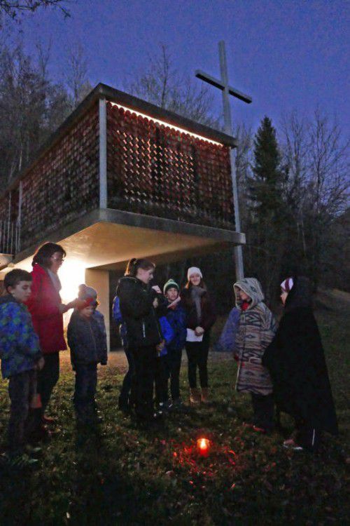 Die Herbergsuche wurde vor der Fraxner Familienkapelle aufgeführt. Foto: San