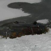 Auto versinkt im Weiher