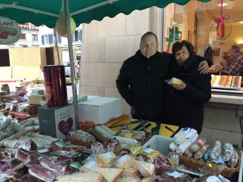 Die Marktfahrer Guerrino und Gabriele Longhino trotzen der Winterkälte mit mehreren Schichten Kleidung. Foto: VN/Kuster