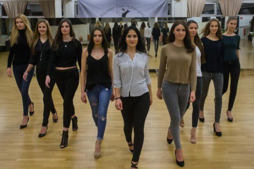 Die Misswahl-Kandidatinnen zeigten sich gleich zu Beginn von ihrer besten Seite. Fotos: VN/Steurer