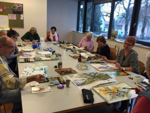 Die Montagsmaler arbeiten an ihren Bildern. Aktuell bevorzugt die Gruppe die Aquarelltechnik.