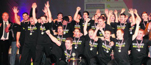 Die Ringer des KSK Klaus nach dem Gewinn des lang ersehnten neunten Bundesliga- bzw. zwölften Mannschaftsmeistertitels am 3. Dezember 2016. Foto: krug