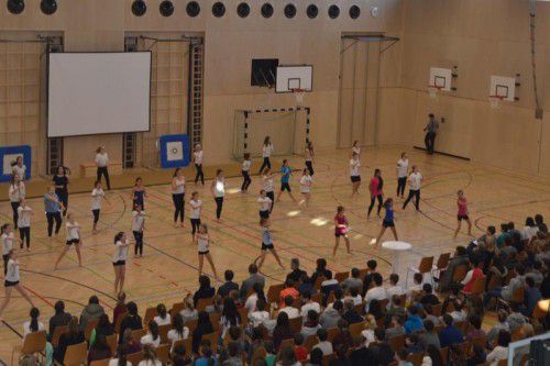 Die rund 500 Schülerinnen und Schüler aus Rankweil hatten ein buntes Programm vorbereitet. Foto: Gemeinde